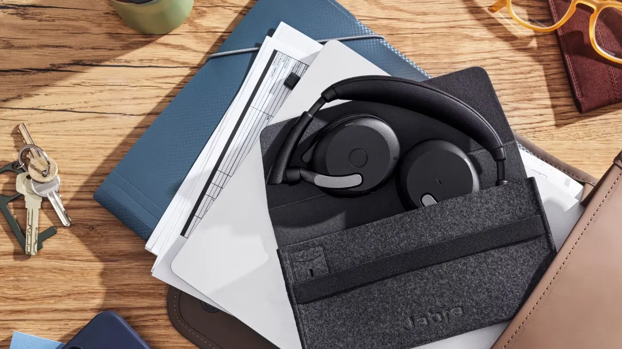 A modern meeting room with Jabra collaboration technology